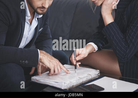 Giovani imprenditori rivedendo il contratto in office Foto Stock