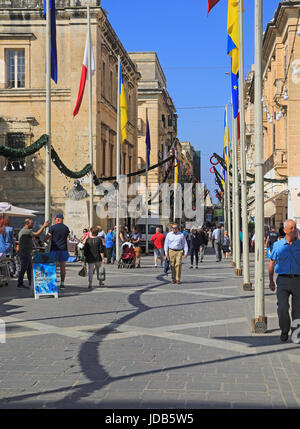 Trafficata via dello shopping nel centro città, Repubblica Street, Valletta, Malta Foto Stock