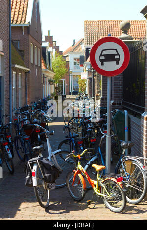 Holland strada di città senza auto cartello stradale: i cicli di pedale soltanto biciclette Parcheggio Foto Stock