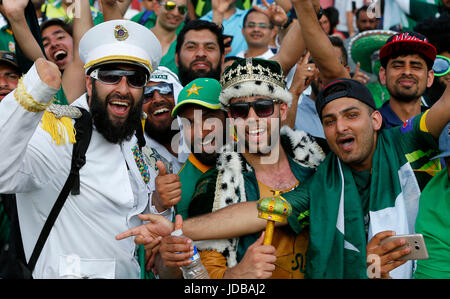 Il Pakistan sostenitori tifare per vi team durante l'ICC Champions Trophy 2017 finale tra Pakistan e India al ovale a Londra. 18 giu 2017.solo uso editoriale *** Foto Stock