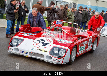 1971 Alfa Romeo Tipo 33TT/3 prototipo nel paddock di contenimento prima della prova dimostrativa a Goodwood GRRC LXXV Assemblea dei Soci, Sussex, Regno Unito. Foto Stock