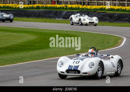 1958 Lister-Jaguar Knobbly con autista Sam Hancock durante la Scott Brown Trophy gara a Goodwood GRRC LXXV Assemblea dei Soci, Sussex, Regno Unito. Foto Stock