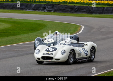 1958 Lister-Jaguar Knobbly con autista Mark Lewis durante la Scott Brown Trophy gara a Goodwood GRRC LXXV Assemblea dei Soci, Sussex, Regno Unito. Foto Stock