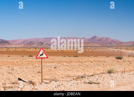 Segnale di avvertimento con simbolo gazelle sulla strada di solitario sul deserto del Namib, Namibia, Africa. Foto Stock