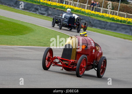 1911 Fiat S76 con driver Duncan Pittaway durante la S.F. Bordo gara del trofeo a Goodwood GRRC LXXV Assemblea dei Soci, Sussex, Regno Unito. Foto Stock