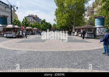 Una vista del popolo passeggiate in Hviezdoslavovo Square a Bratislava Foto Stock