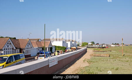 Shoreham Beach Sussex UK - nuovo muro di difesa contro le inondazioni per proteggere le proprietà di Shoreham Beach Foto Stock