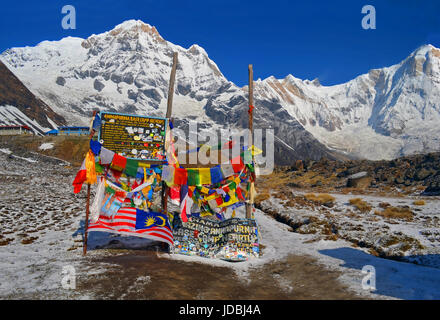 Neve paesaggio di montagna in Himalaya. Annapurna Sud picco, Annapurna Base Camp board. Foto Stock