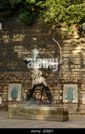 Nottingham, Inghilterra - 17 giugno: Statua di Robin Hood, vicino a Nottingham Castle. in Nottingham, Inghilterra. il 17 giugno 2017. Foto Stock