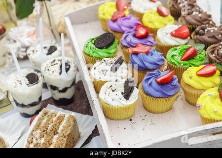 Tortini di colorati e dessert con oreo cookie sul mercato di strada o dessert tabella sulla festa di nozze Foto Stock