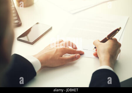 Imprenditrice mettendo la firma sul business contratto di partenariato Foto Stock