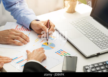 Persone in ufficio analisi finanziarie aziendali nei rapporti di tipo grafico Foto Stock