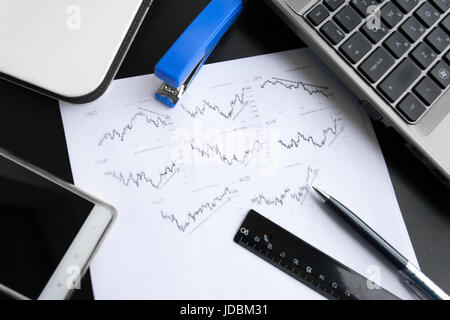 La penna che mostra lo schema sulla relazione finanziaria Foto Stock