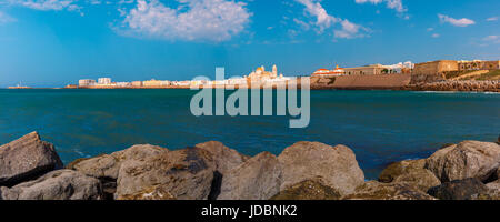 Spiaggia e cattedrale di Cadice, Andalusia, Spagna Foto Stock