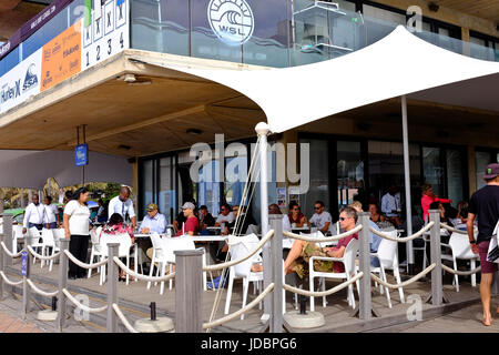 Durban, Sud Africa. California Dreaming è un ristorante sul lungomare dove le persone possono godere di un pasto all'aperto. Foto Stock