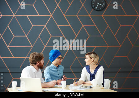 Intervista di newscasters e nuovo richiedente in studio Foto Stock