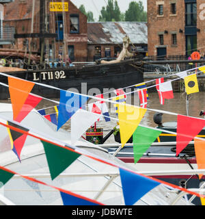 Barche drappeggiati in bandiere colorate e pavese a Gloucester Tall Ships Festival Foto Stock