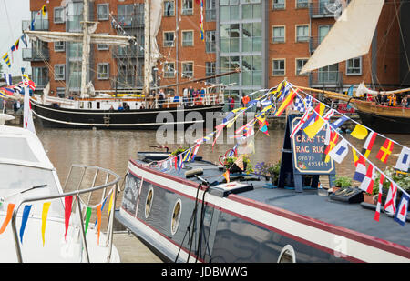 Barche drappeggiati in bandiere colorate e pavese a Gloucester Tall Ships Festival Foto Stock