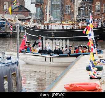 Barche drappeggiati in bandiere colorate e pavese a Gloucester Tall Ships Festival Foto Stock