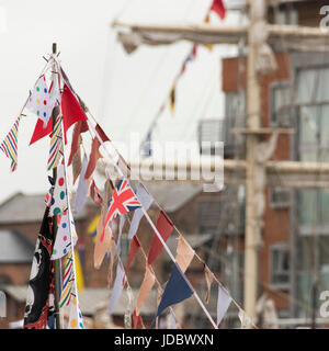 Barche drappeggiati in bandiere colorate e pavese a Gloucester Tall Ships Festival Foto Stock