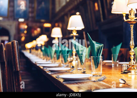 Tabella presso la Sala Grande della Chiesa di Cristo, Università di Oxford. La hall è stata replicata presso gli studi cinematografici come la grande sala da pranzo a Harry Potter Foto Stock