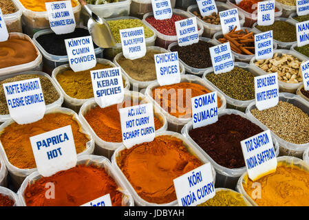 Varie spezie sul mercato di Fethiye, Turchia Foto Stock