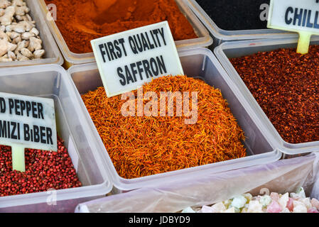 Varie spezie sul mercato di Fethiye, Turchia Foto Stock