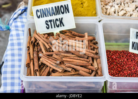 Varie spezie sul mercato di Fethiye, Turchia Foto Stock