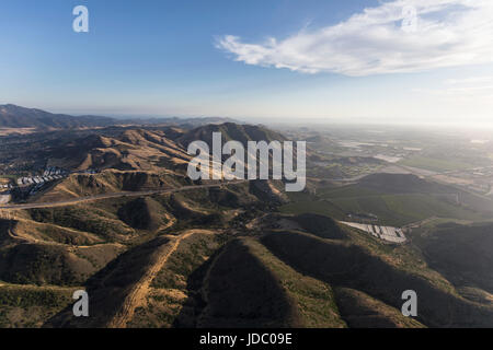 Antenna di colline e superstrada 101 tra migliaia di querce e Camarillo in Ventura County, California. Foto Stock