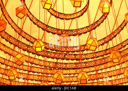 Una simmetrica e la meravigliosa decorazione interna della carta con la lanterna, Laltain luci per gli Indù Diwali festival indiano Foto Stock