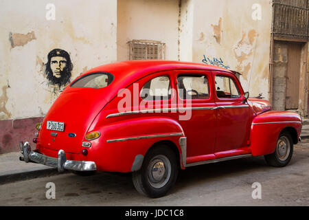 L'annata 1946 Ford con carta murale di Che Guevara, Centro Habana, Havana, Cuba Foto Stock