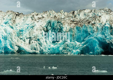 Glacier Ice assume un colore blu sotto il sole Foto Stock