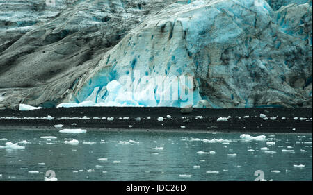 Glacier Ice assume un colore blu sotto il sole Foto Stock