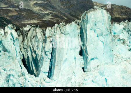 Glacier Ice assume un colore blu sotto il sole Foto Stock