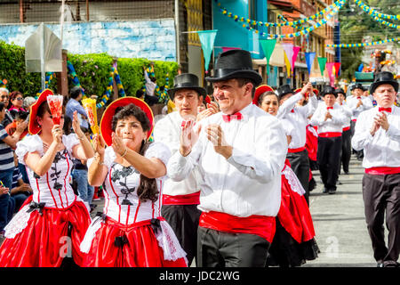 Banos de Agua Santa, Ecuador - 29 Novembre 2014: Latino ballerini da Ecuador esecuzione sulle strade del Sud America novembre 29, 2014 Foto Stock