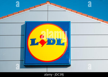 Lidl,segno,signage,a,i,store,a,Llanelli, Carmarthenshire,West,Galles,U.K.,UK, Tedesco,budget,valore,superstore,negozi,negozi,supermercato,uscita, Foto Stock