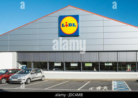 Lidl,segno,signage,a,i,store,a,Llanelli, Carmarthenshire,West,Galles,U.K.,UK, Tedesco,budget,valore,superstore,negozi,negozi,supermercato,uscita, Foto Stock