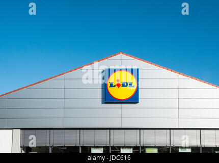 Lidl,segno,signage,a,i,store,a,Llanelli, Carmarthenshire,West,Galles,U.K.,UK, Tedesco,budget,valore,superstore,negozi,negozi,supermercato,uscita, Foto Stock