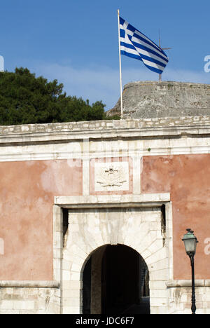 Bandiera Greca volando sopra l'ingresso alla vecchia fortezza nella città di Corfù, Corfu, Grecia Foto Stock