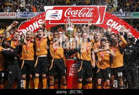 Lupi celebrare WIN WOLVERHAMPTON WANDERERS FC MOLINEUX STADIUM WOLVERHAMPTON INGHILTERRA 03 Maggio 2009 Foto Stock