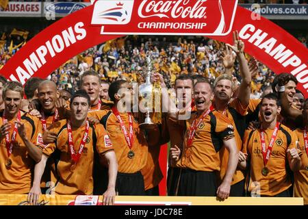 Lupi celebrare WIN WOLVERHAMPTON WANDERERS FC MOLINEUX STADIUM WOLVERHAMPTON INGHILTERRA 03 Maggio 2009 Foto Stock