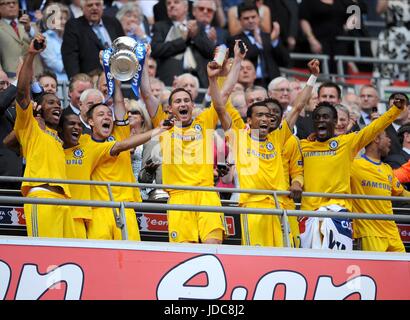 CHELSEA giocatori coppa di sollevamento CHELSEA V Everton Wembley Stadium Londra Inghilterra 30 Maggio 2009 Foto Stock