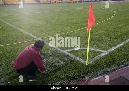 Riparazioni GROUNDSMAN PITCH CENTRAL STADIUM KAZAKHSTAN CENTRAL STADIUM ALMATY KAZAKHSTAN 06 Giugno 2009 Foto Stock