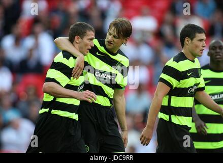 CHRIS KILLEN & Andreas HINKEL CELTIC V ALAHLY WEMBLEY CUP Wembley Stadium Londra Inghilterra 24 Luglio 2009 Foto Stock