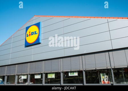 Lidl,segno,signage,a,i,store,a,Llanelli, Carmarthenshire,West,Galles,U.K.,UK, Tedesco,budget,valore,superstore,negozi,negozi,supermercato,uscita, Foto Stock