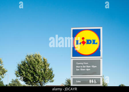 Lidl,segno,signage,a,i,store,a,Llanelli, Carmarthenshire,West,Galles,U.K.,UK, Tedesco,budget,valore,superstore,negozi,negozi,supermercato,uscita, Foto Stock