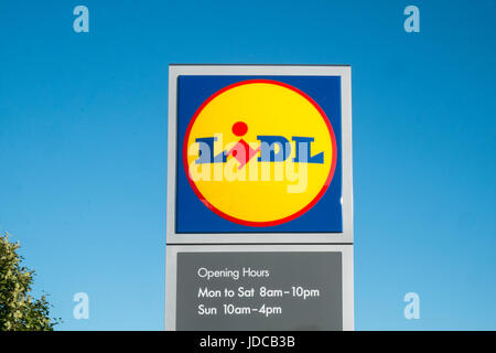 Lidl,segno,signage,a,i,store,a,Llanelli, Carmarthenshire,West,Galles,U.K.,UK, Tedesco,budget,valore,superstore,negozi,negozi,supermercato,uscita, Foto Stock