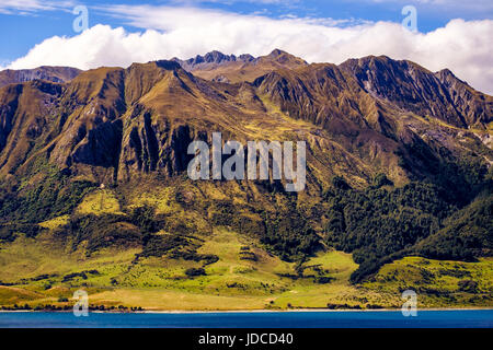 Ruvido paesaggio di montagna vicino al lago Hawea, Isola del Sud della Nuova Zelanda Foto Stock