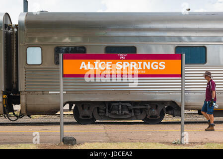 Il famoso treno Ghan ad Alice Springs alla stazione ferroviaria. Australia centrale Foto Stock