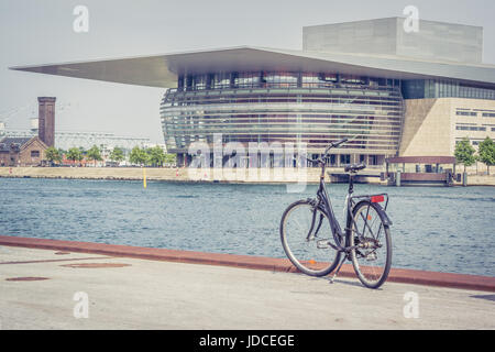 Noleggio di fronte alla Copenhagen Opera House sulla isola di Holmen nel centro di Copenhagen. Giugno 15, 2017. Foto Stock